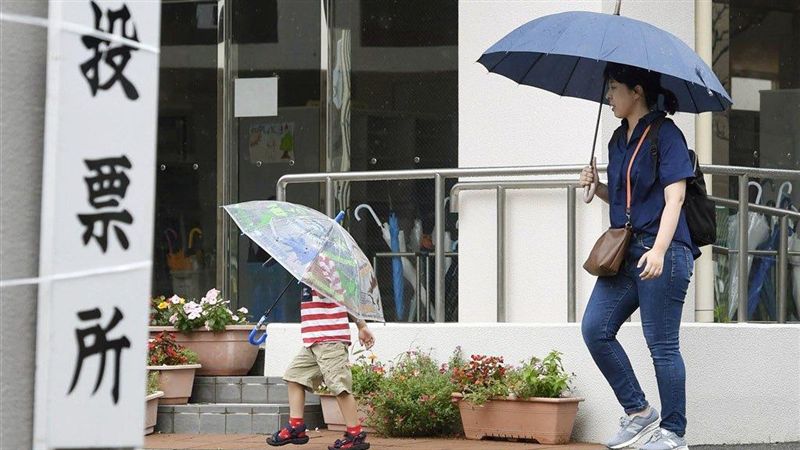 參院大選　安倍執政逾6年半信任投票