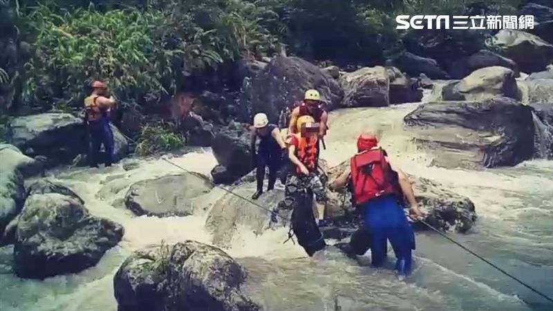 突遇溪水暴漲！花蓮翡翠谷4民眾受困