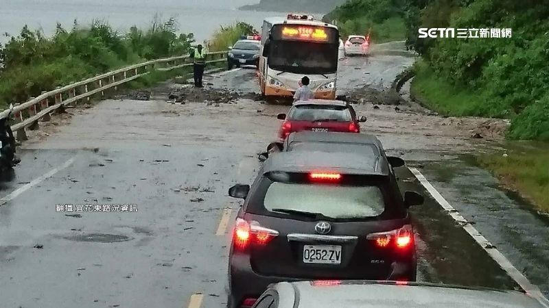 花蓮土石崩落！台11線人車尖叫通過