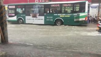瞬間大雨襲擊五股！釀多處路段積水