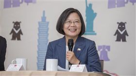 總統蔡英文在台灣時間21日上午在美國丹佛與隨行記者茶敘。（圖／總統府提供）