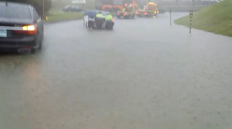 雙北發布淹水警戒！五股交流道成小河