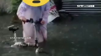 高雄父母清淹水家累垮　女兒心疼淚崩