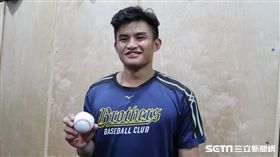 岳東華生涯首轟。（圖／記者王怡翔攝影）