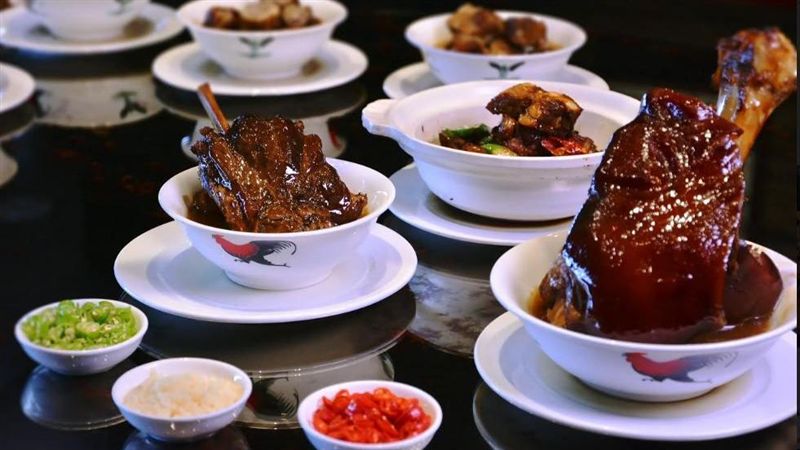 嚐過正宗肉骨茶嗎？黑、白湯派你選誰