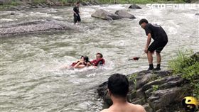 新北烏來,溪水暴漲,雷陣雨,沙洲,受困,活餌救援（圖／翻攝畫面）