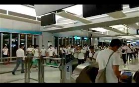 反送中／白衣人無差別攻擊遊行民眾！港議員、記者臉濺血
圖翻攝自立場新聞臉書