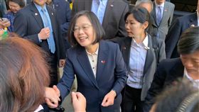 ★總統蔡英文告別丹佛 與僑胞握手總統蔡英文在美國丹佛當地時間21日早上離開下榻飯店，與守候在外的僑胞握手道別。中央社記者林宏翰丹佛攝108年7月22日