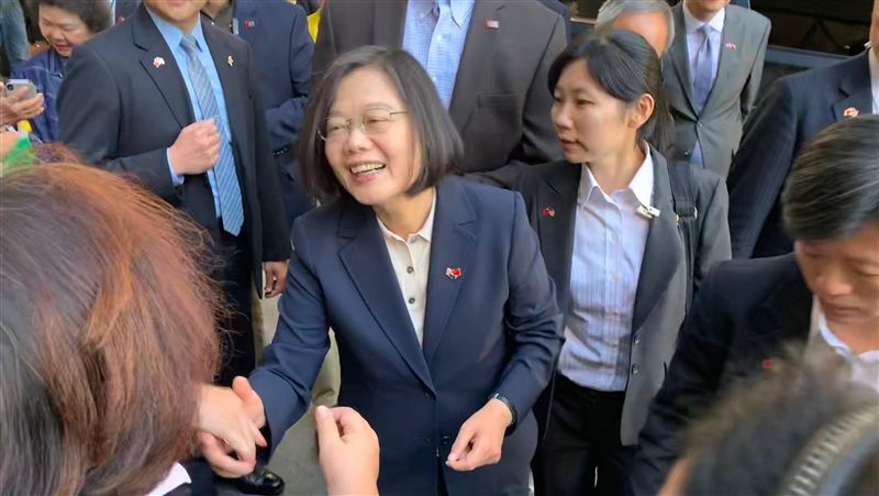 蔡英文道別丹佛　僑胞喊下回華府見