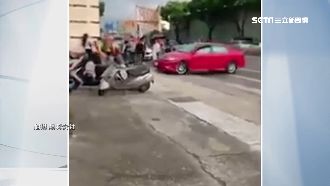 酒駕女衝撞路人　民眾嚇壞：快開槍！