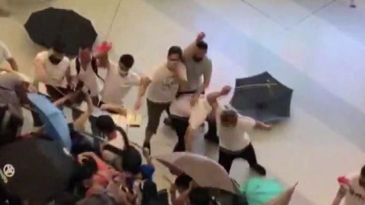 坐視白衣人施暴　民主黨控：警黑合作