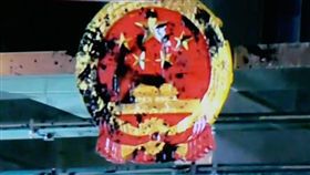 港民包圍中聯辦.蛋洗中國國徽 鎮暴警清場!（圖／翻攝自梁振英臉書）