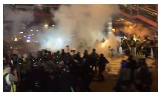 香港示威者不撤　警施放催淚彈！