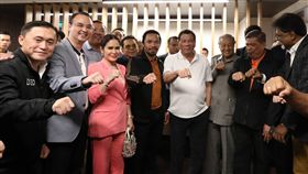 菲拳王巴喬再勝　與杜特蒂合影菲律賓參議員兼拳王巴喬（前左4）今天在吉隆奪得次中量級冠軍腰帶。菲律賓總統杜特蒂（前右4）與馬來西亞首相馬哈地（前右3）賽後與巴喬合影。（菲律賓總統府通訊作業辦公室提供）中央社記者林行健馬尼拉傳真　107年7月15日