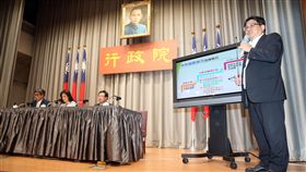 營建署說明公有老舊建築耐震補強措施行政院18日舉行院會後記者會，內政部營建署長吳欣修（右）說明公有老舊建築耐震補強措施。中央社記者鄭傑文攝　108年7月18日