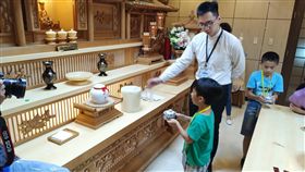 30名小學生今天參加殯葬業者的「小小生命體驗營」，小學生透過各種活動了解生命培育和死亡終所，並體驗奉茶儀式體驗為長輩敬奉茶品的孝心。（龍巖提供）