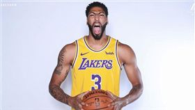 NBA／一眉改投籃姿勢！新招美如畫
NBA,洛杉磯湖人,Anthony Davis,LeBron James
翻攝自推特