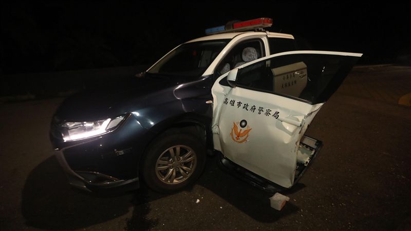 開名車交友！無照撞警把友丟包自己跑