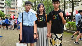 板中男裙週　校友返校響應新北市立板橋高中11日舉辦校慶活動，學生會並發起「男裙週」活動，當年同班現在同校的校友林意傑（左起）、許芳綺、蔡博超也穿著裙子、「婚姻平權」T恤回母校力挺。中央社記者黃旭昇新北市攝  108年5月11日