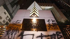 香港,反送中,潑漆,中國國徽,示威