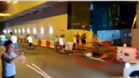 元朗黑幫大哥「飛天南」倒地（圖／翻攝自自YouTube－hugeland hugeland頻道）