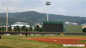 天母棒球場將改用人工草皮。（資料照／記者王怡翔攝影）