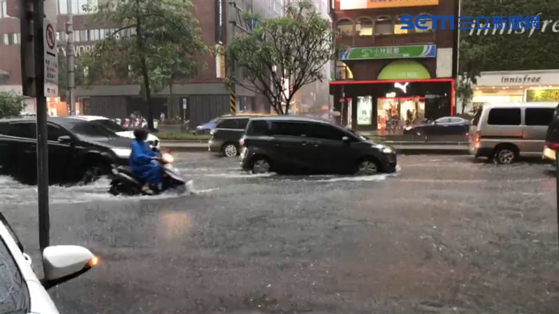 慘！暴雨突襲台北　市區積水成汪洋