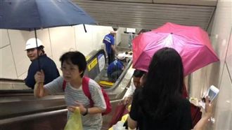 北市淹水成海波浪！捷運站內都得撐傘