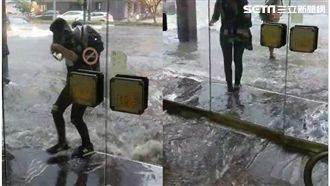 忠孝東路嚴重積水！大波浪衝擊玻璃門