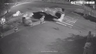 BMW對決！炸彈式襲擊　慘撞成廢鐵