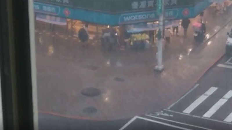 台北威尼斯？網譏：忠孝東路游九遍