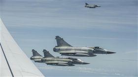 蔡英文總統22日結束出訪返抵國門，我國空軍第2聯隊派出4架次幻象2000戰機前來接機伴飛。（圖／總統府提供）