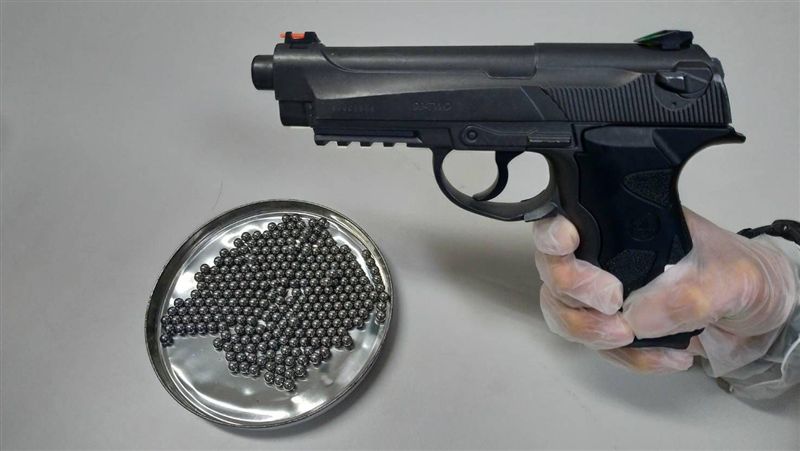 與女友吵架持空氣槍掃射　騎士險失明