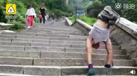 二頭肌神壯！先天無腿男倒立爬泰山　11公里歷時10小時（圖／翻攝自梨視頻微博）