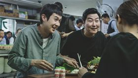 南韓電影「寄生上流」在台灣上映第4週，全台票房突破9500萬，南韓觀影人次也突破1000萬大關，導演奉俊昊感性答謝台灣與南韓觀眾。（CATCHPLAY提供）