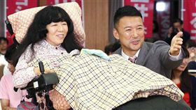 腦性麻痺患者木村英子（左）當選國會議員，社運界人士讚揚叫好。（共同社提供）