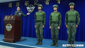 國防部依採購作業及服裝製程，首批籌獲6,000件「透氣戰鬥衫」，日前「丹娜絲颱風」災防整備時機，撥發執行預置兵力與救災復原之官兵試穿驗證，廣獲好評。（記者邱榮吉/攝影）