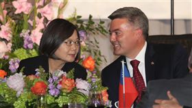 蔡總統過境丹佛出席僑宴（3）總統蔡英文（左）結束加勒比海友邦訪問，19日（當地時間）返程過境美國科羅拉多州丹佛市，晚間參與僑宴，美國聯邦參議院外交委員會亞太小組主席賈德納（Cory Gardner）（右）也出席與會，席間與蔡總統交換意見。中央社記者張新偉丹佛攝　108年7月20日