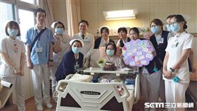 罹患全身紅斑性狼瘡的41歲小如在經歷33次離心式血漿置換的搶救治療後，終於平安出院。（圖／台北慈濟醫院提供）