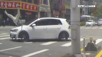 疑A柱死角釀禍！轎車左轉撞行人