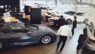 去年才被撞！跑車展示中心遭控環境差
