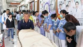 新竹61歲男子腦死捐器官  醫護人員列隊致意新竹縣61歲曾姓男子中風14年，日前突然意識不清送醫，經醫院檢查發現，曾男已深度昏迷呈現腦死現象，家屬決定把傷痛化為大愛，將曾男的器官器捐遺愛人間，曾男從加護病房推出時，全體醫護人員兩側致敬。（翻攝照片）中央社記者郭宣(文三)新竹縣傳真  108年7月23日