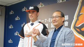 ▲統一獅總經理蘇泰安（右）與林安可簽約加盟記者會。（圖／記者蕭保祥攝影）