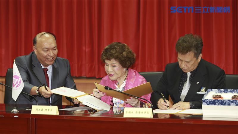 周遊與李朝永一同成立演藝專班。（記者林士傑/攝影）