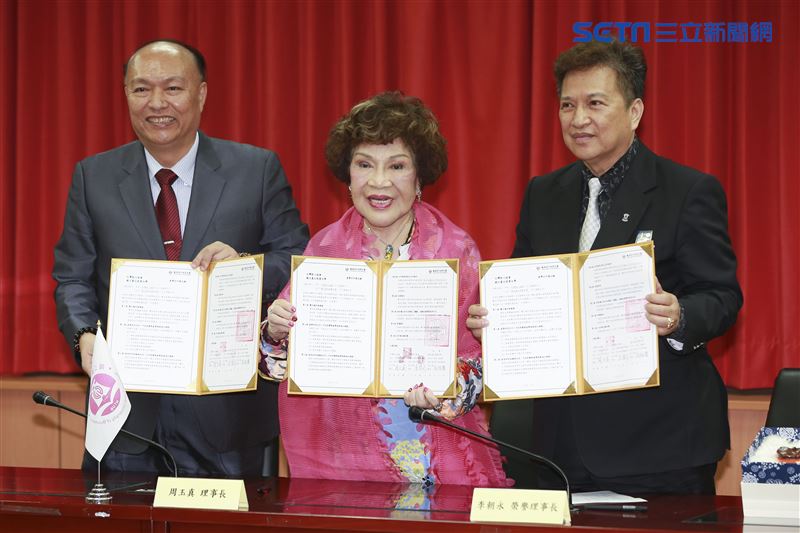 周遊與李朝永一同成立演藝專班。（記者林士傑/攝影）