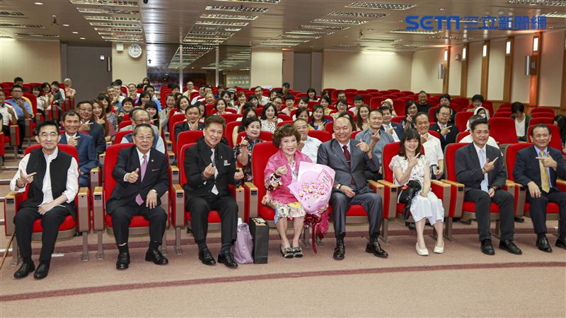 周遊與李朝永一同成立演藝專班。（記者林士傑/攝影）