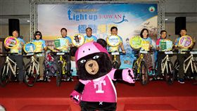 ▲交通部長林佳龍為極點慢旅活動啟動。（圖／中華民國自行車騎士協會提供）