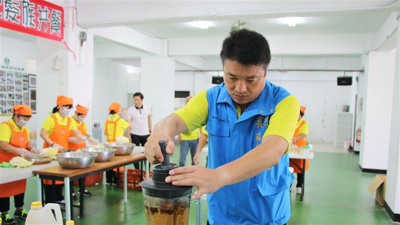 里長自製泡菜爆搶購　收入回饋里內！