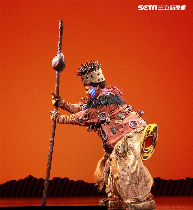 真人版「獅子王」音樂劇撼動人心的演唱搭配栩栩如真的非洲叢林、原野動物，讓現場觀眾都震撼不已。（記者邱榮吉/攝影）