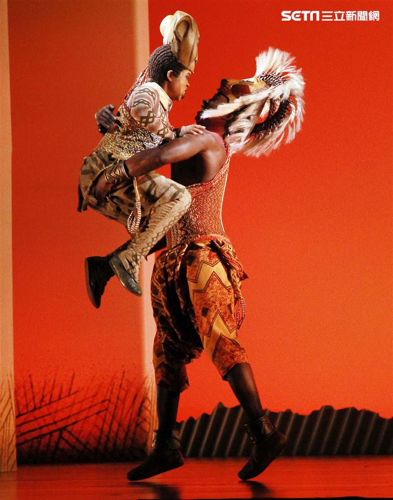 真人版「獅子王」音樂劇撼動人心的演唱搭配栩栩如真的非洲叢林、原野動物，讓現場觀眾都震撼不已。（記者邱榮吉/攝影）